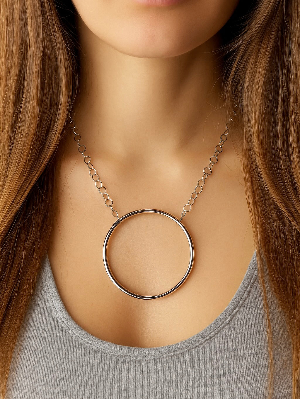 Collar con círculo grande de mujer en acero inoxidable – Disponible en dorado y plateado