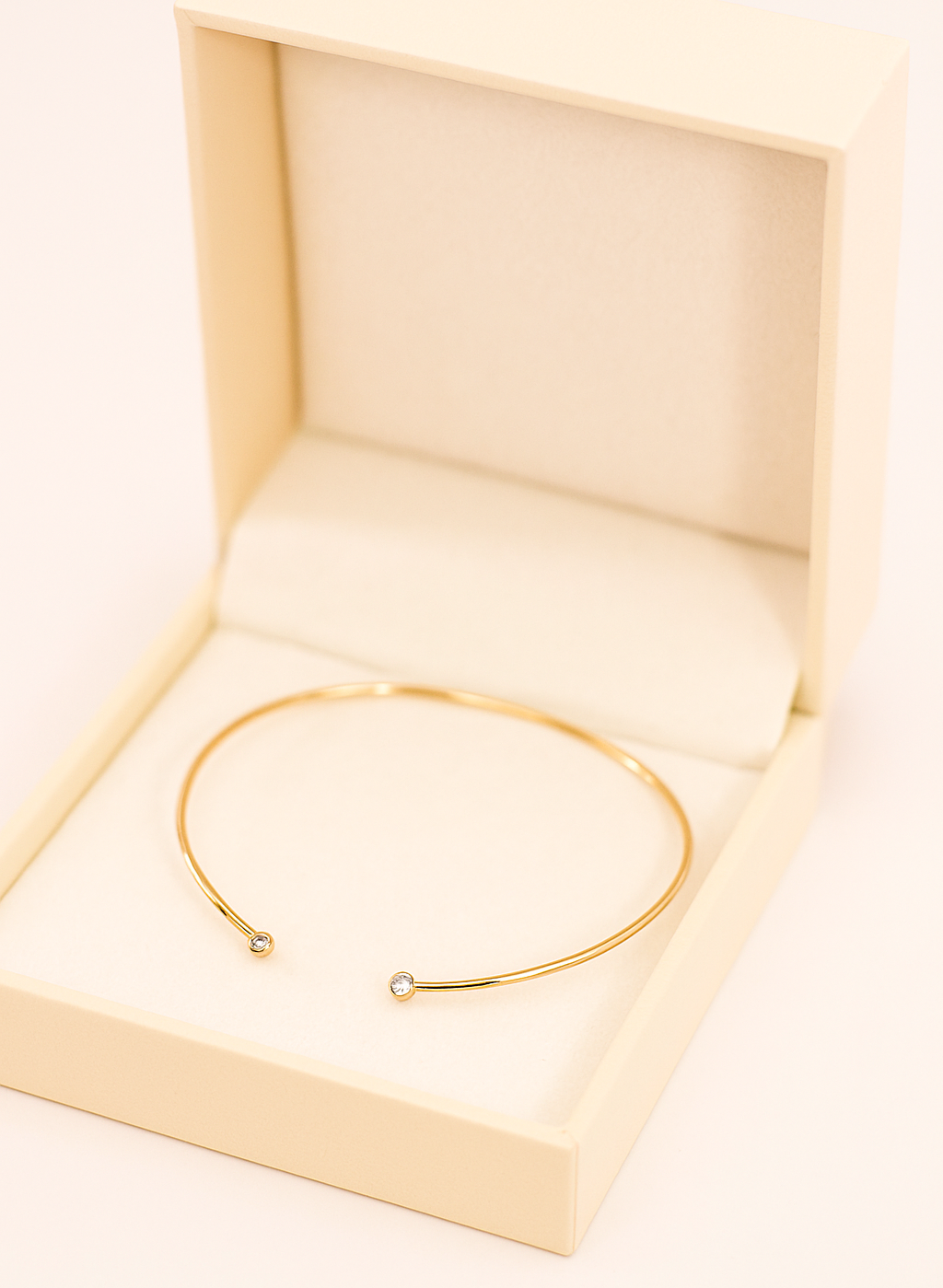 Collar Rígido con Brillantes en el extremo | Baño de Oro
