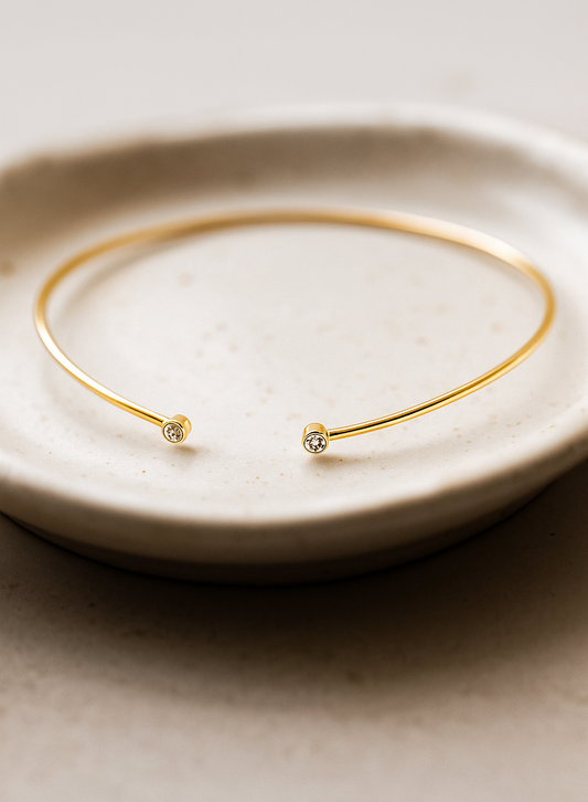 Collar Rígido con Brillantes en el extremo | Baño de Oro