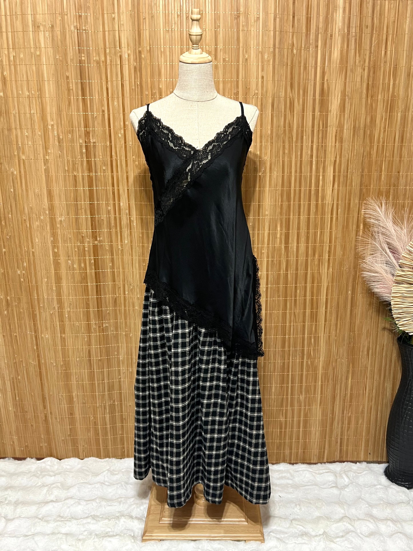 Falda de cuadros clásica asimétrica – Colores burdeos, azul marino, marrón y negro