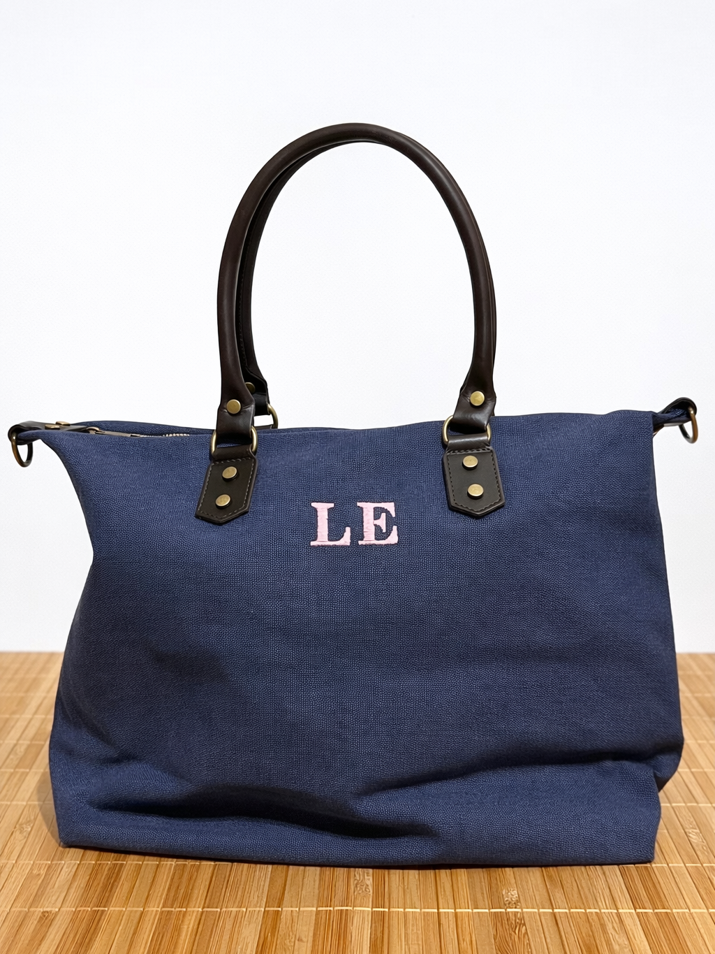 Bolso personalizado con iniciales bordadas en tendencia 2026