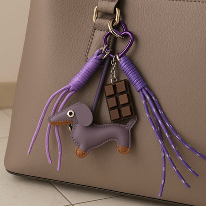 Charm de Bolso Perro Teckel Chocolate, Cuerda y Detalles Dorados | Accesorio Decorativo para Bolsos y Mochilas