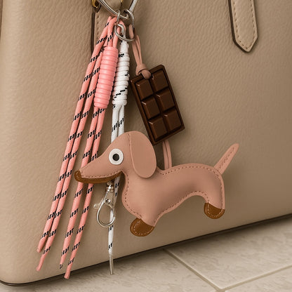 Charm de Bolso Perro Teckel Chocolate, Cuerda y Detalles Dorados | Accesorio Decorativo para Bolsos y Mochilas