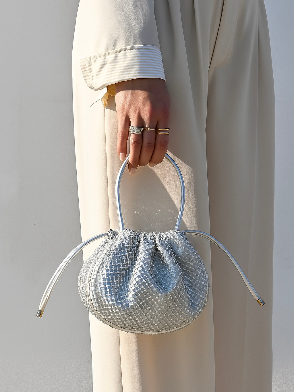 Bolso Clutch de mano para eventos colores dorado, plateado y negro brillante