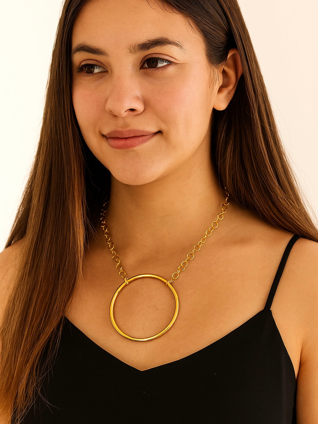Collar con círculo grande de mujer en acero inoxidable – Disponible en dorado y plateado