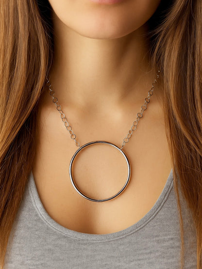 Collar con círculo grande de mujer en acero inoxidable – Disponible en dorado y plateado