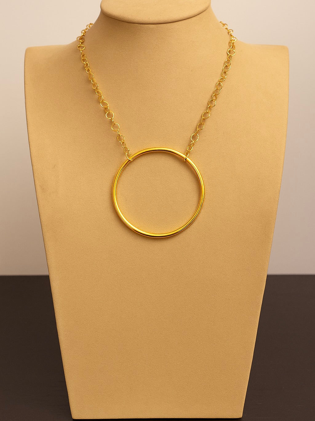 Collar con círculo grande de mujer en acero inoxidable – Disponible en dorado y plateado