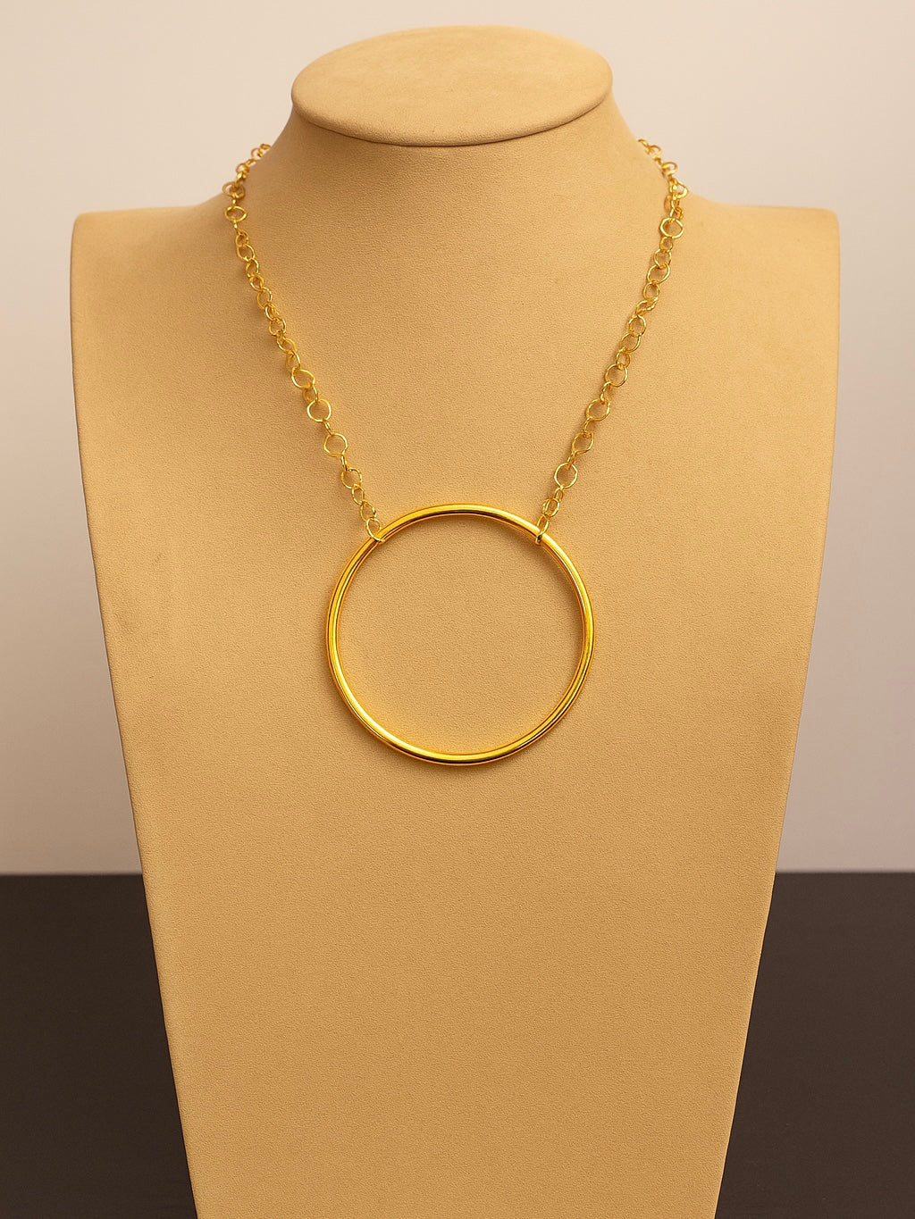 Collar con círculo grande de mujer en acero inoxidable – Disponible en dorado y plateado