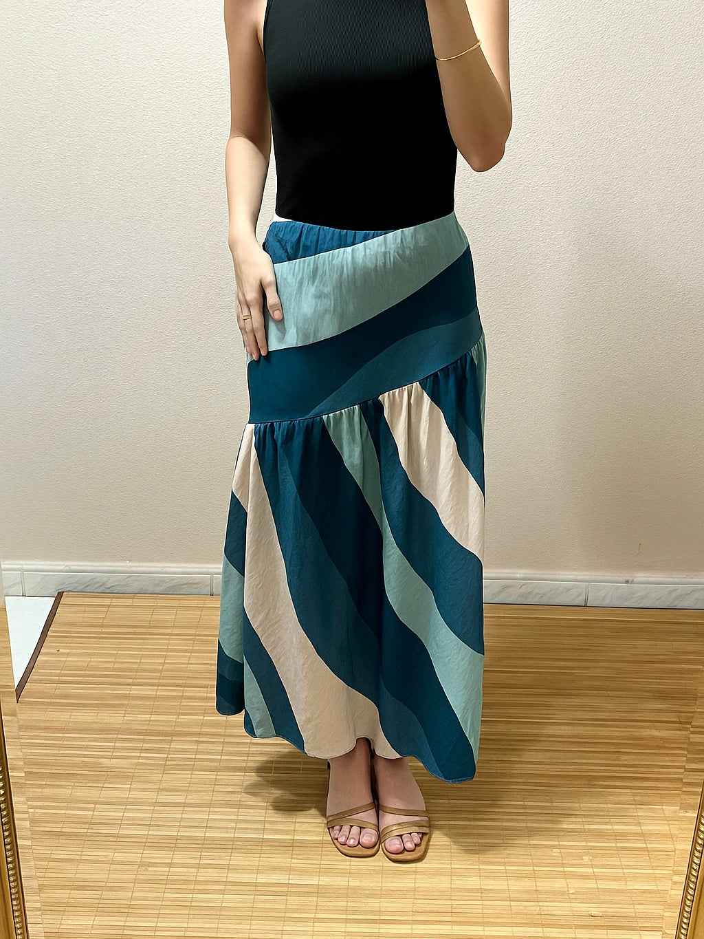 Falda de rayas multicolor – Corte asimétrico y cintura elástica (Talla única)