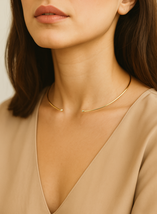 Collar Rígido con Brillantes en el extremo | Baño de Oro
