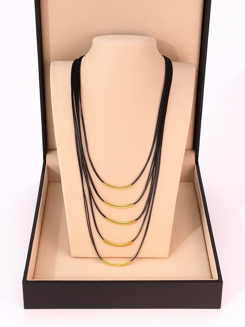 Mehrreihige Kette mit schwarzen Schnüren und goldenen Details | 14k Goldplattierung