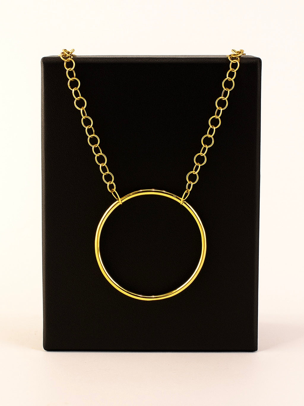 Collar con círculo grande de mujer en acero inoxidable – Disponible en dorado y plateado