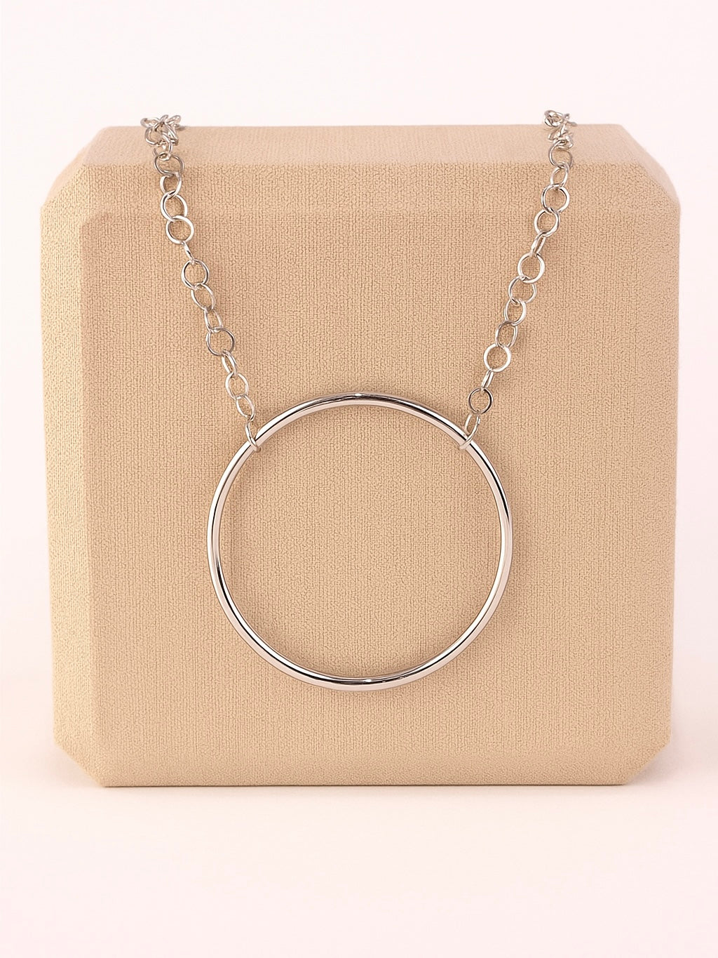 Collar con círculo grande de mujer en acero inoxidable – Disponible en dorado y plateado