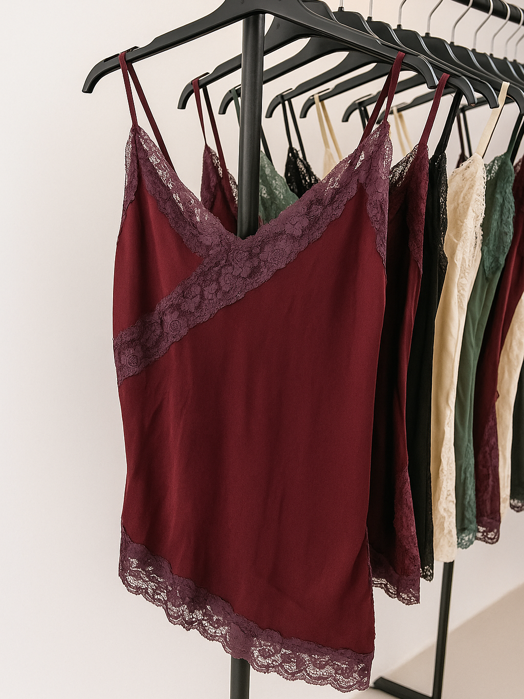 Top largo lencero satinado con encaje y tirantes finos ajustables – Disponible en 6 colores