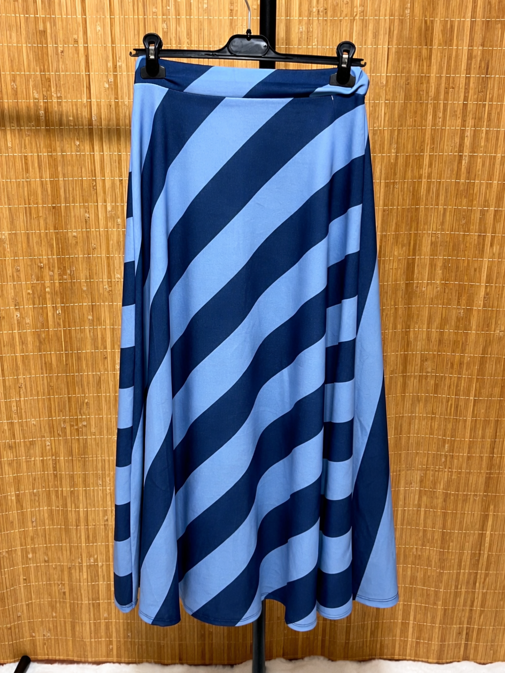 Falda Larga de Rayas con Corte Asimétrico y Cintura Elástica