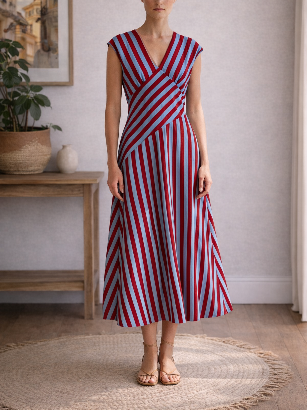 Vestido de Rayas Bicolor Largo con Corte Asimétrico – Sin Mangas