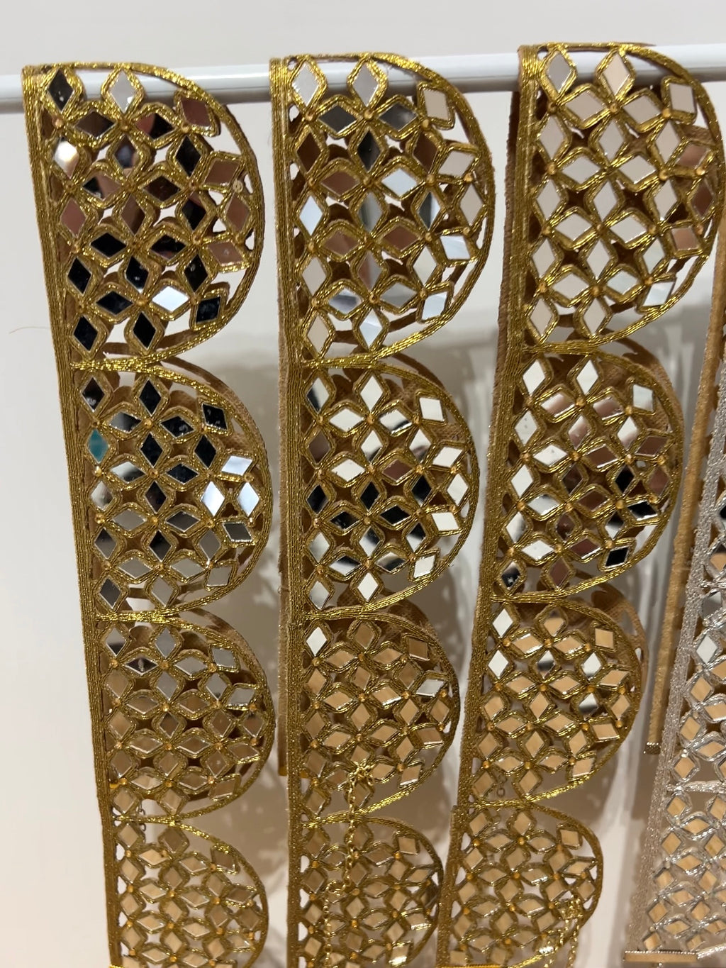 Cinto espelhado Dourado e Prateado feminino com corrente ajustável