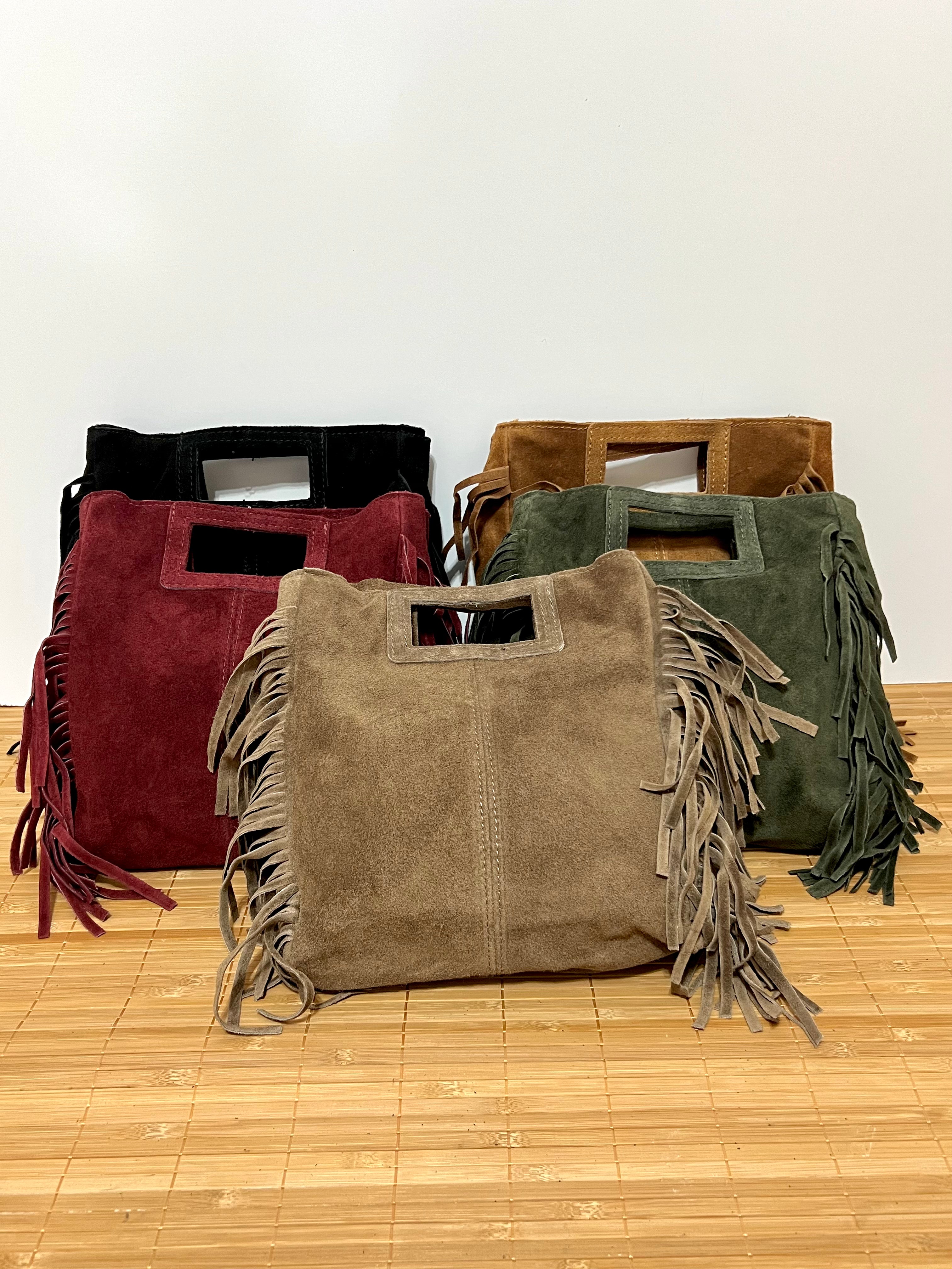 Bolso de piel serraje con flecos y con asa larga de hombro para colgar  – 27x25x7 cm