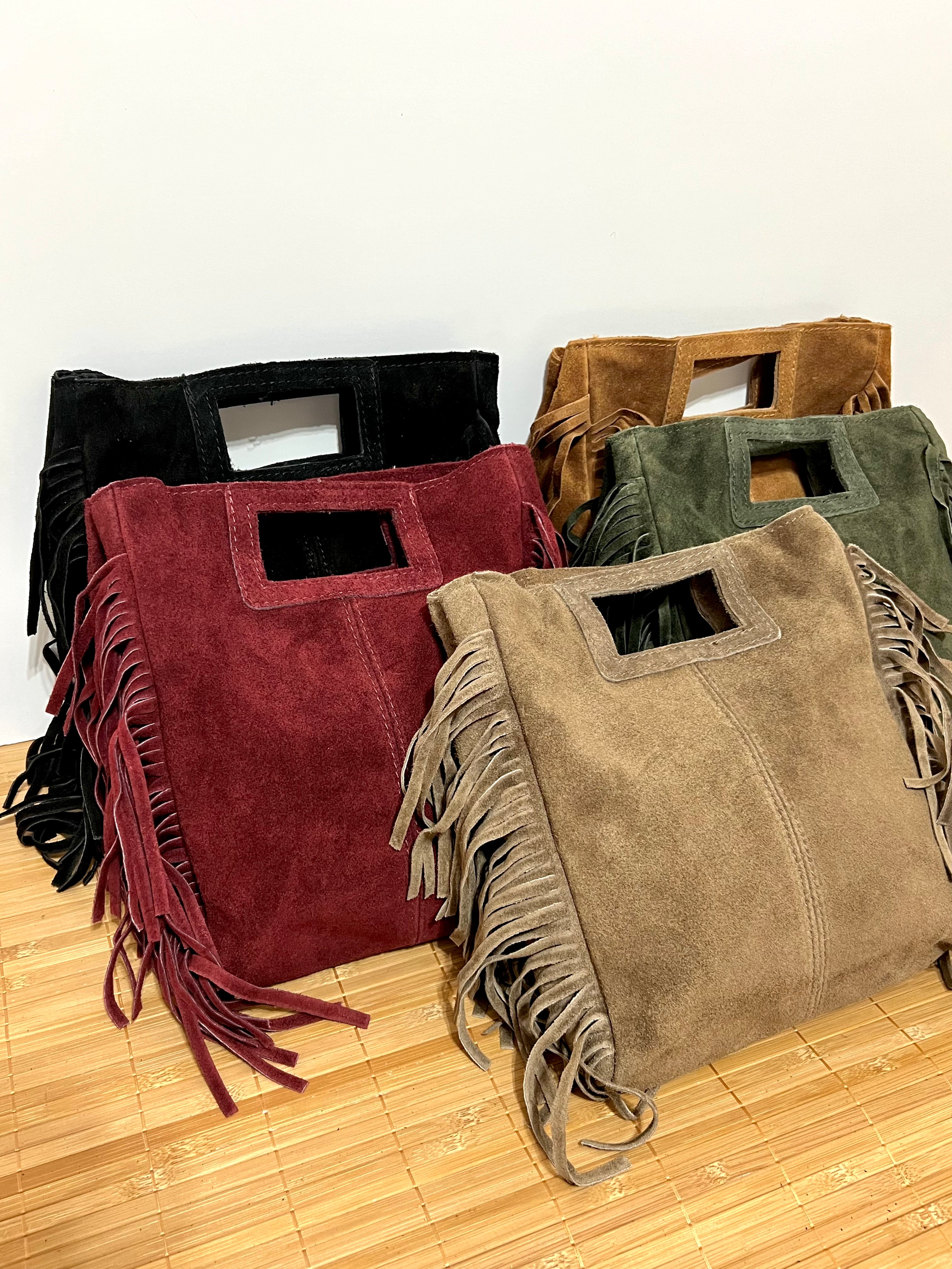 Bolso de piel serraje con flecos y con asa larga de hombro para colgar  – 27x25x7 cm