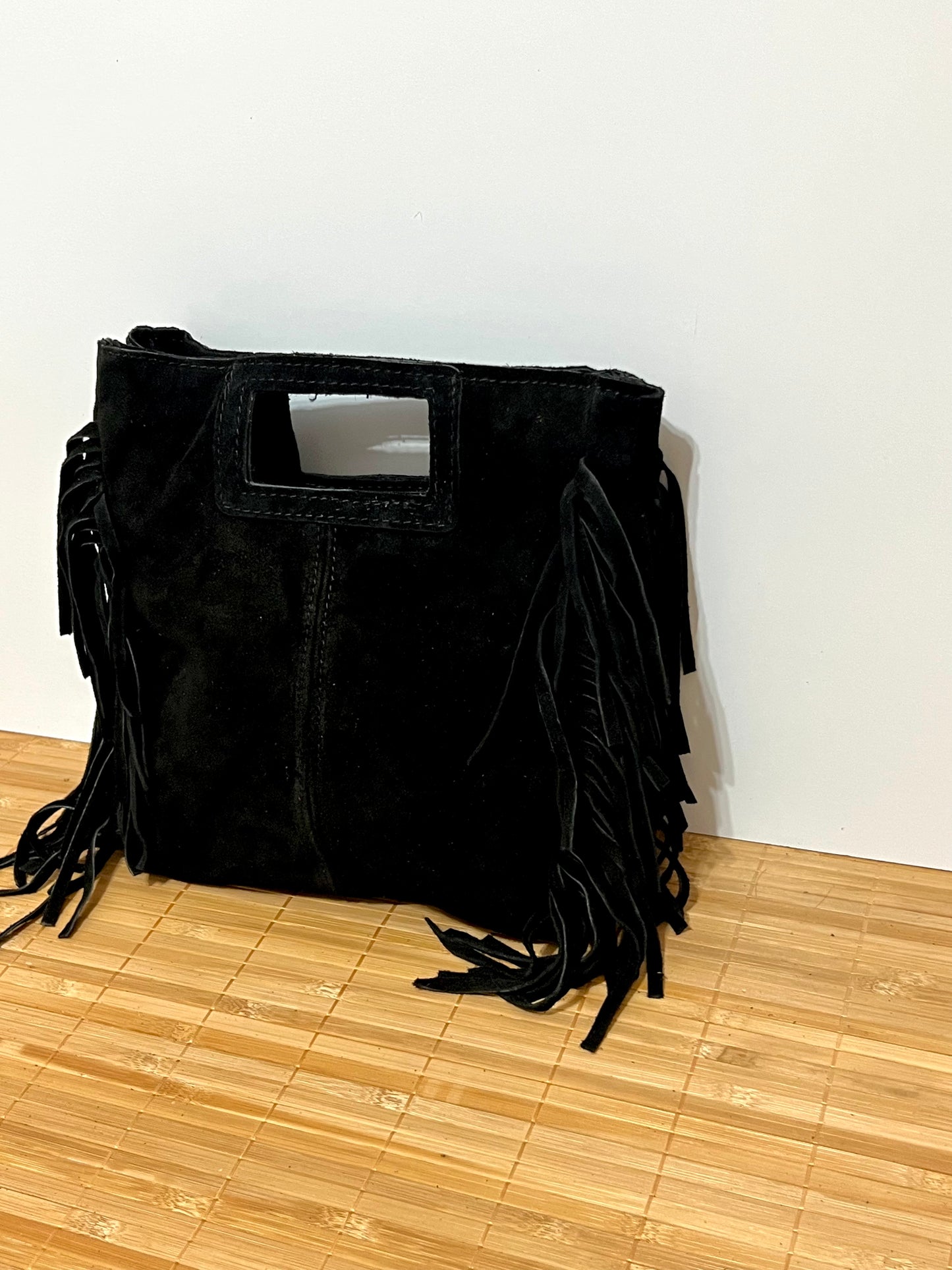 Bolso con flecos y con asa larga de hombro para colgar  – 27x25x7 cm