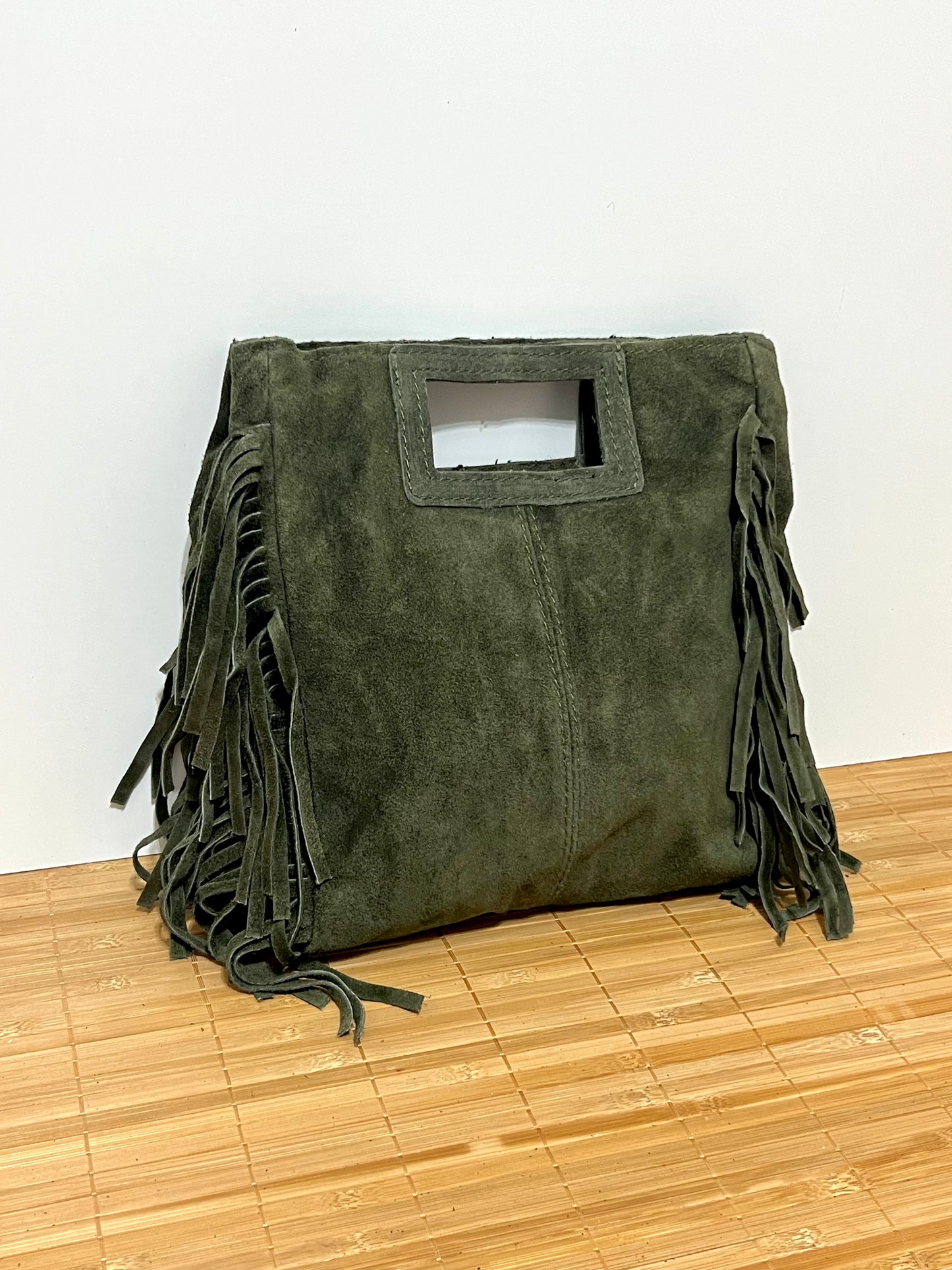 Bolso con flecos y con asa larga de hombro para colgar  – 27x25x7 cm