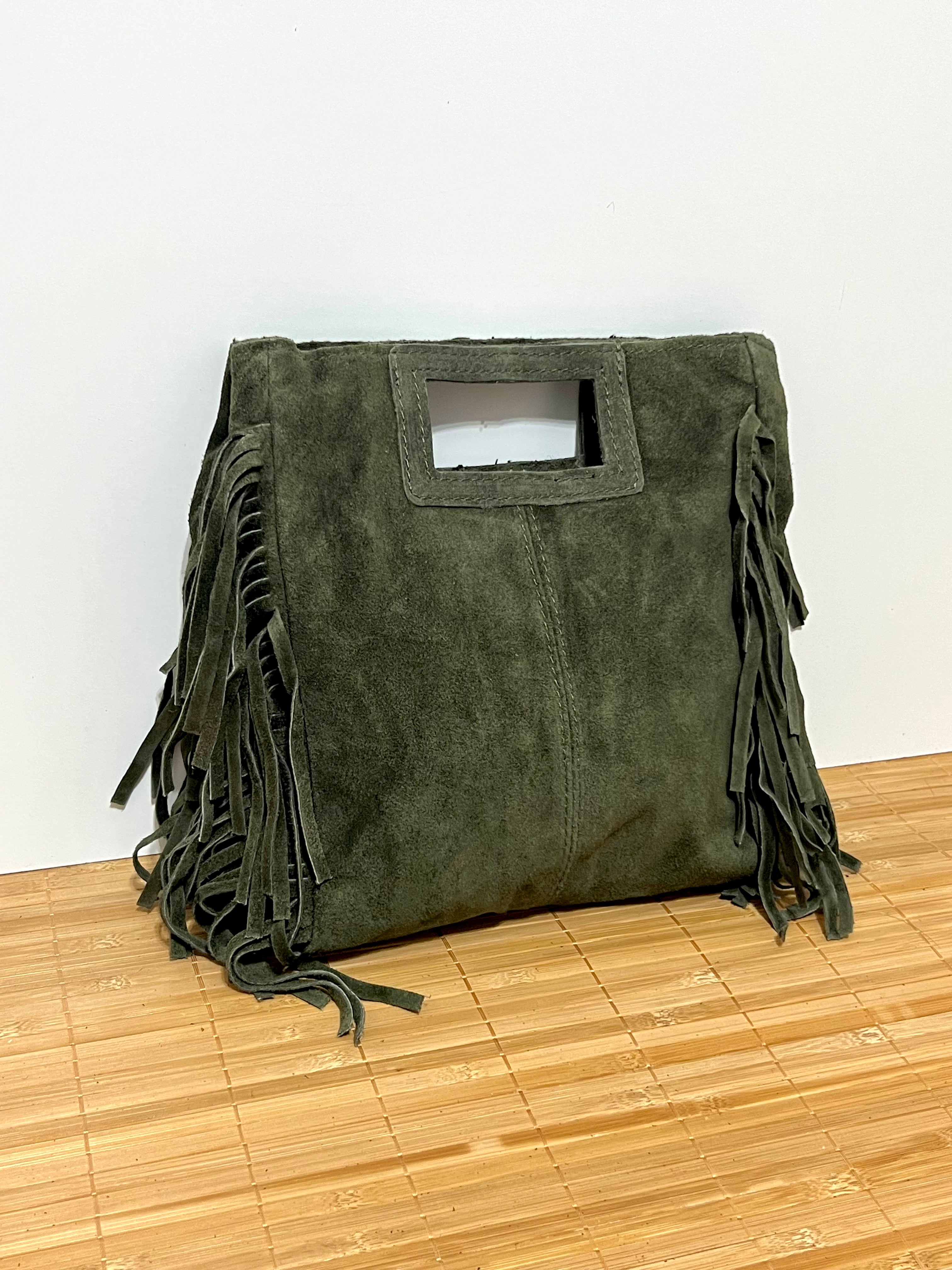 Bolso de piel serraje con flecos y con asa larga de hombro para colgar  – 27x25x7 cm