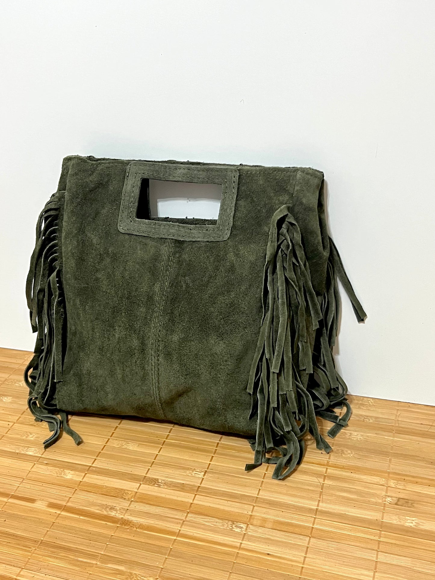 Bolso con flecos y con asa larga de hombro para colgar  – 27x25x7 cm