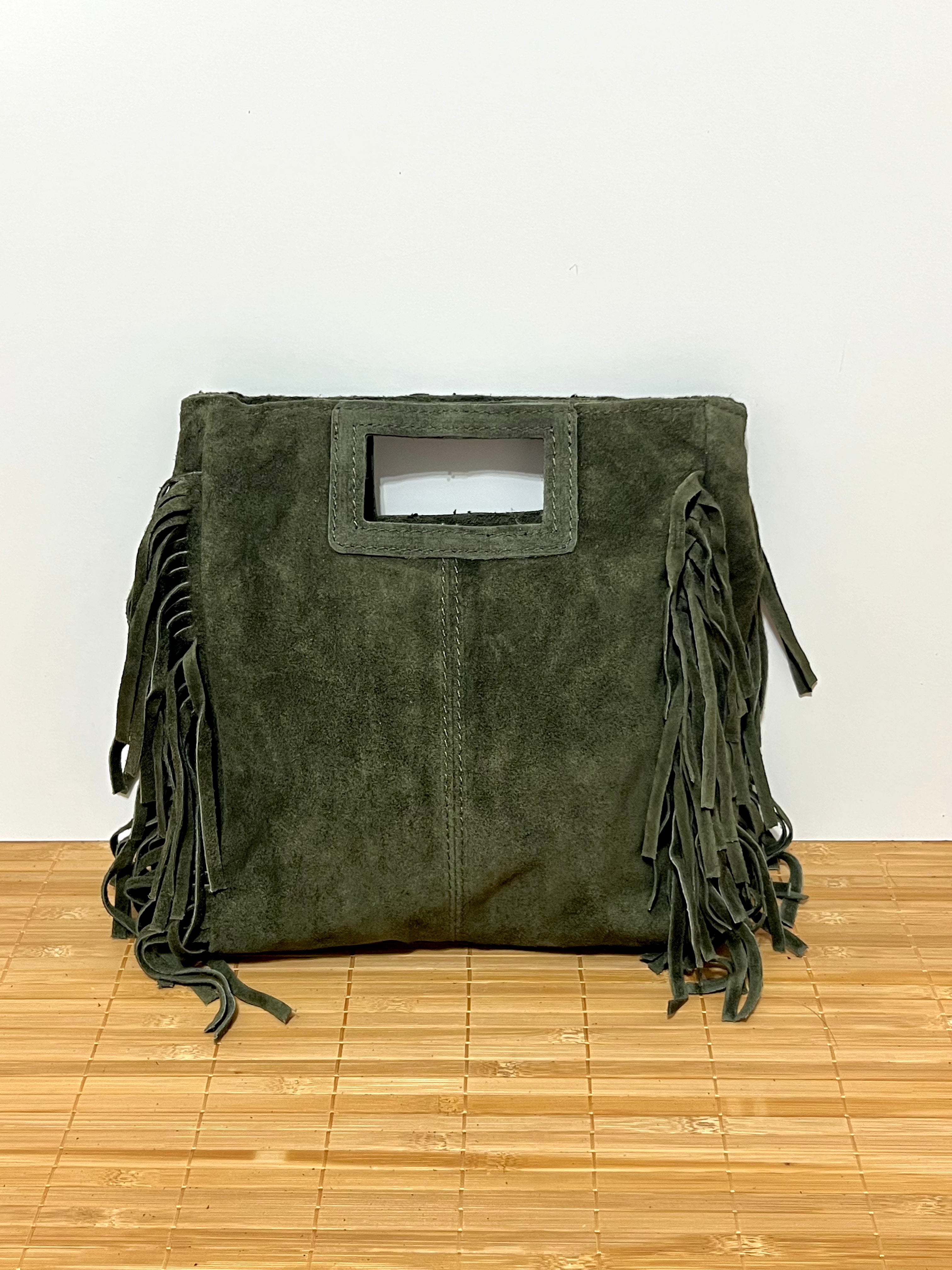 Bolso de piel serraje con flecos y con asa larga de hombro para colgar  – 27x25x7 cm