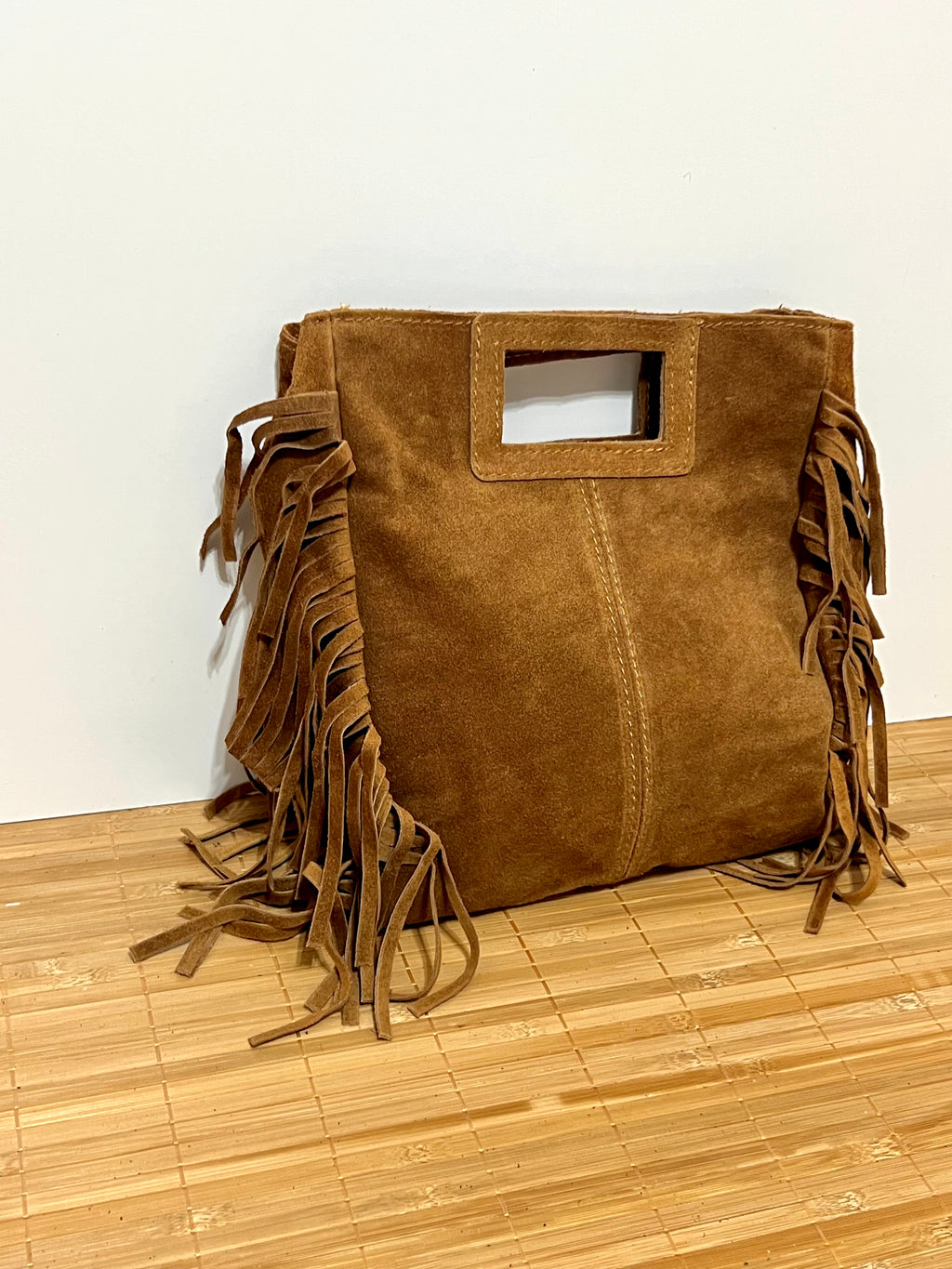 Bolso de piel serraje con flecos y con asa larga de hombro para colgar  – 27x25x7 cm