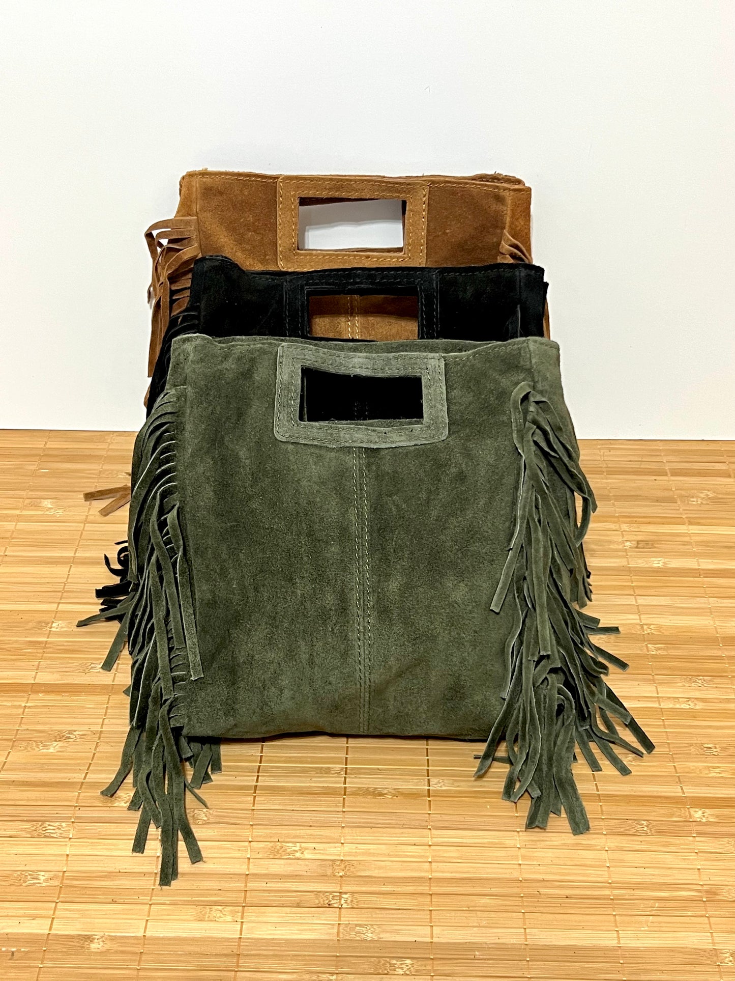 Bolso con flecos y con asa larga de hombro para colgar  – 27x25x7 cm