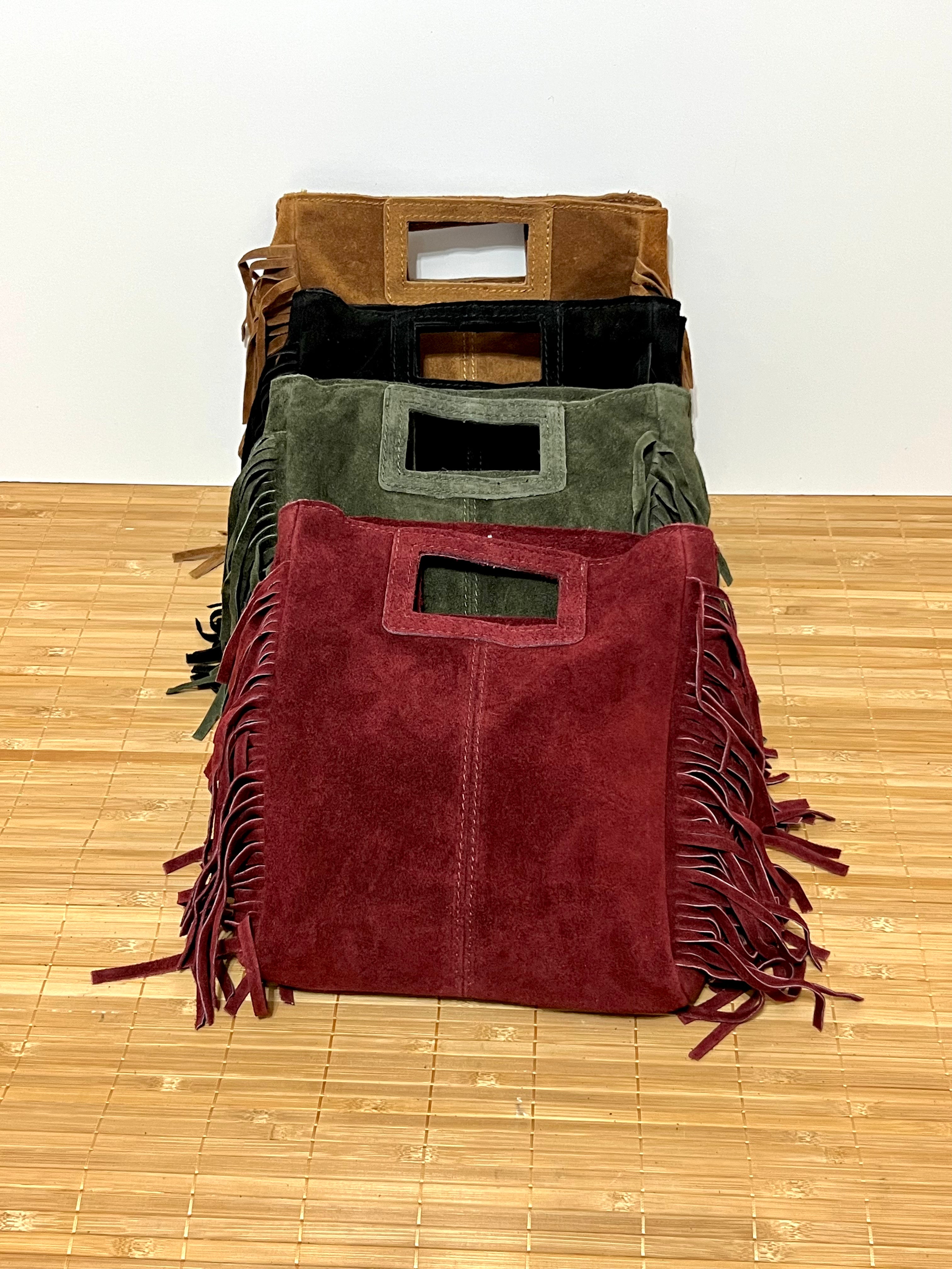 Bolso de piel serraje con flecos y con asa larga de hombro para colgar  – 27x25x7 cm