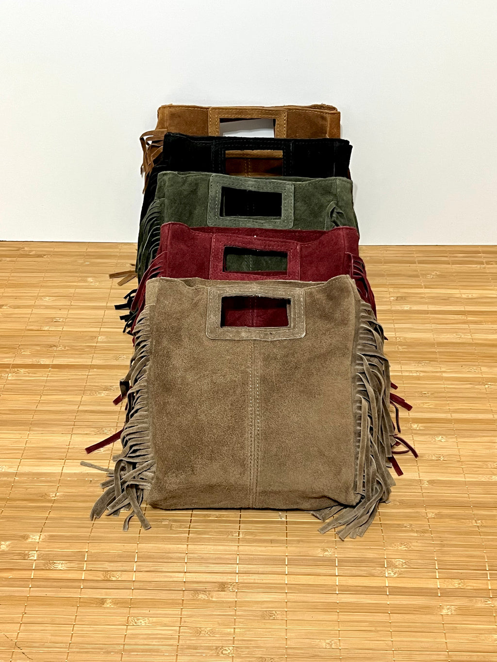 Bolso de piel serraje con flecos y con asa larga de hombro para colgar  – 27x25x7 cm