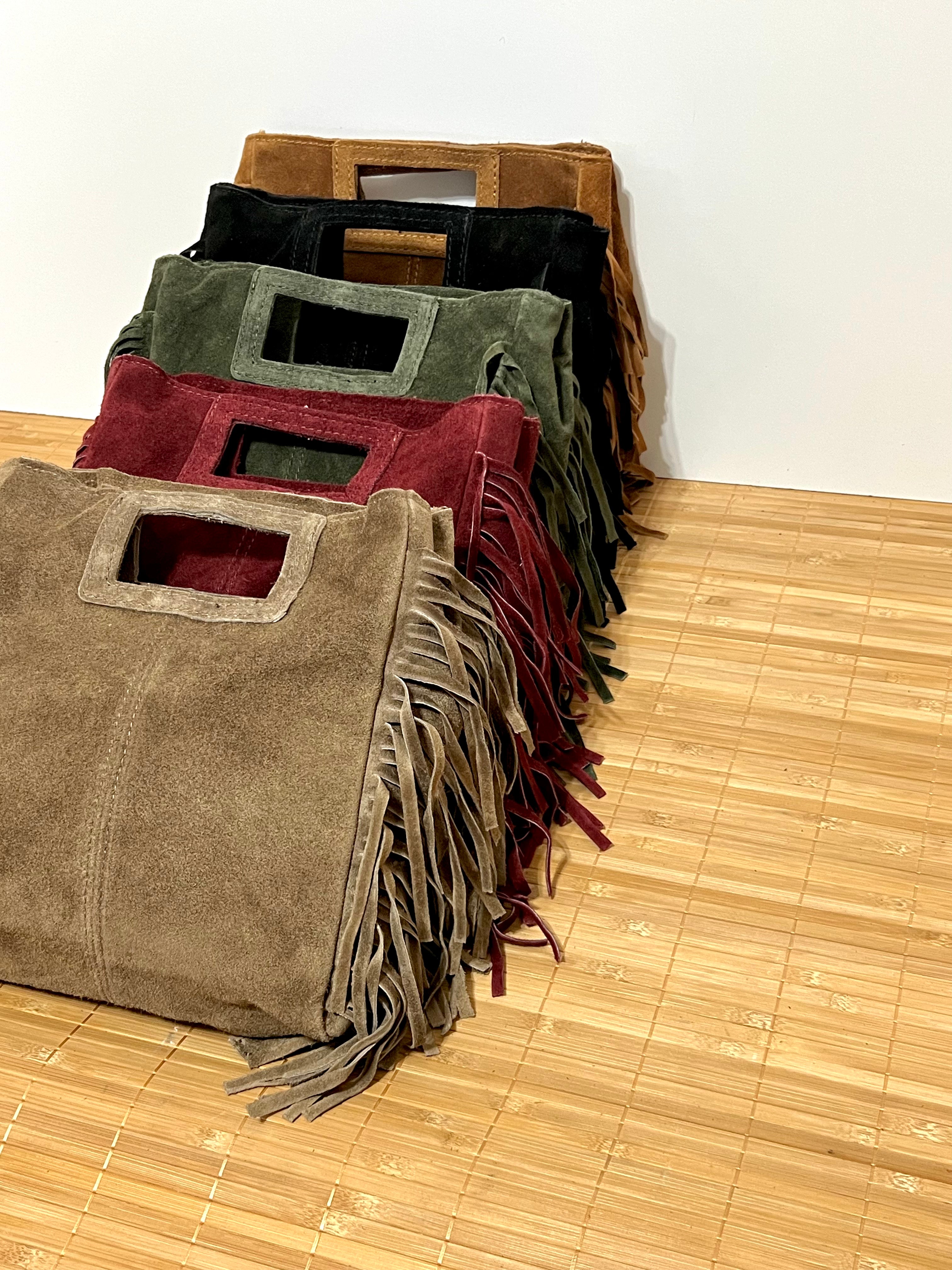 Bolso de piel serraje con flecos y con asa larga de hombro para colgar  – 27x25x7 cm