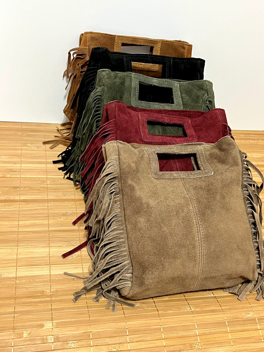 Bolso de piel serraje con flecos y con asa larga de hombro para colgar  – 27x25x7 cm