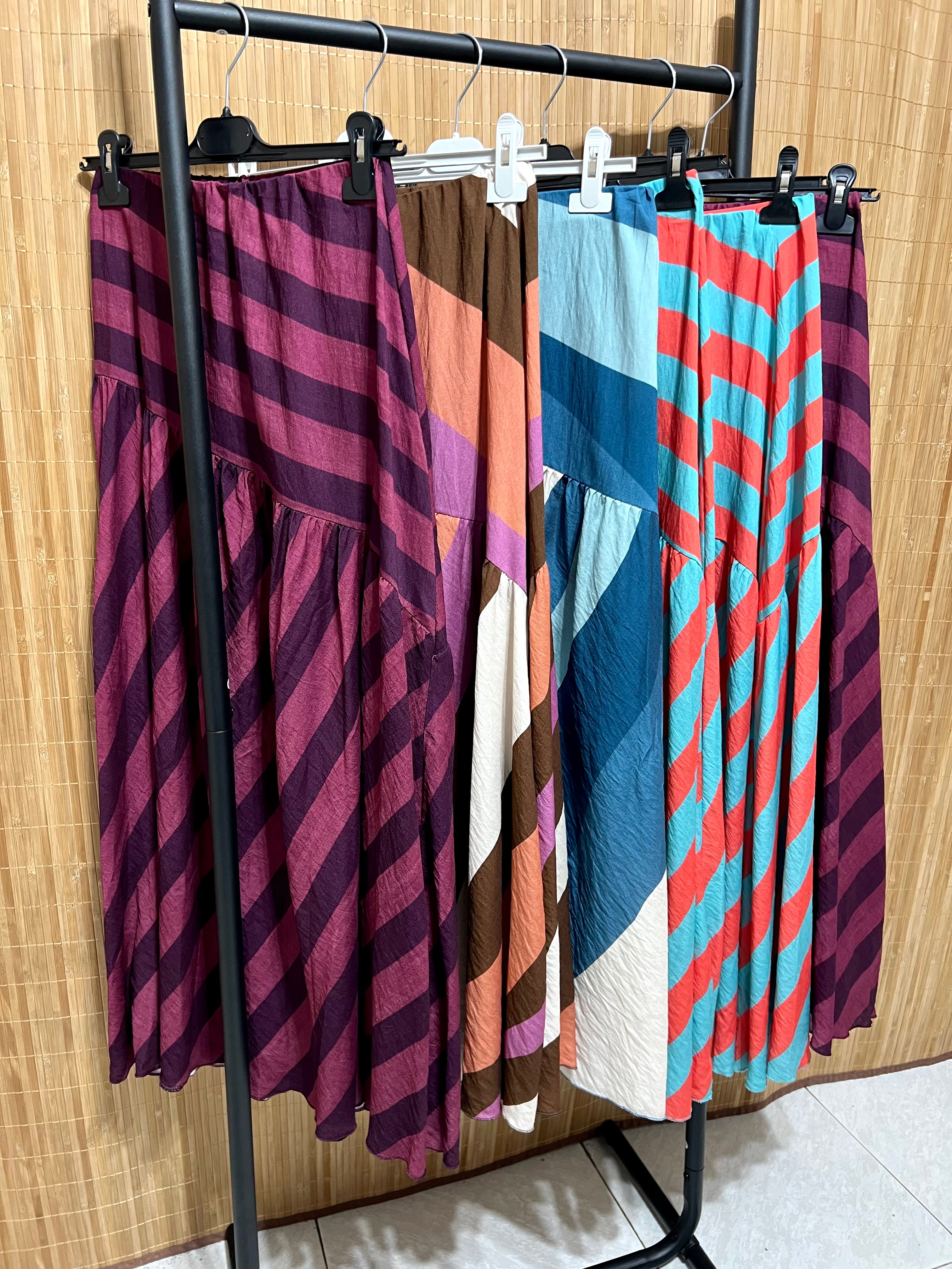 Falda de rayas multicolor – Corte asimétrico y cintura elástica (Talla única)