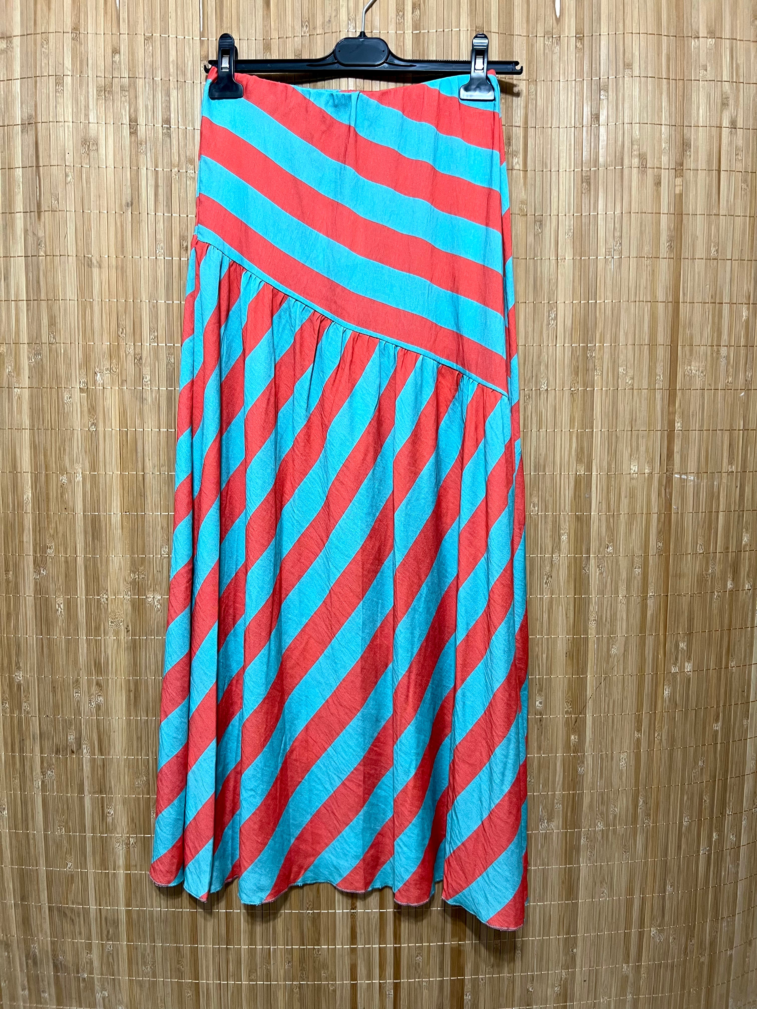 Falda de rayas multicolor – Corte asimétrico y cintura elástica (Talla única)