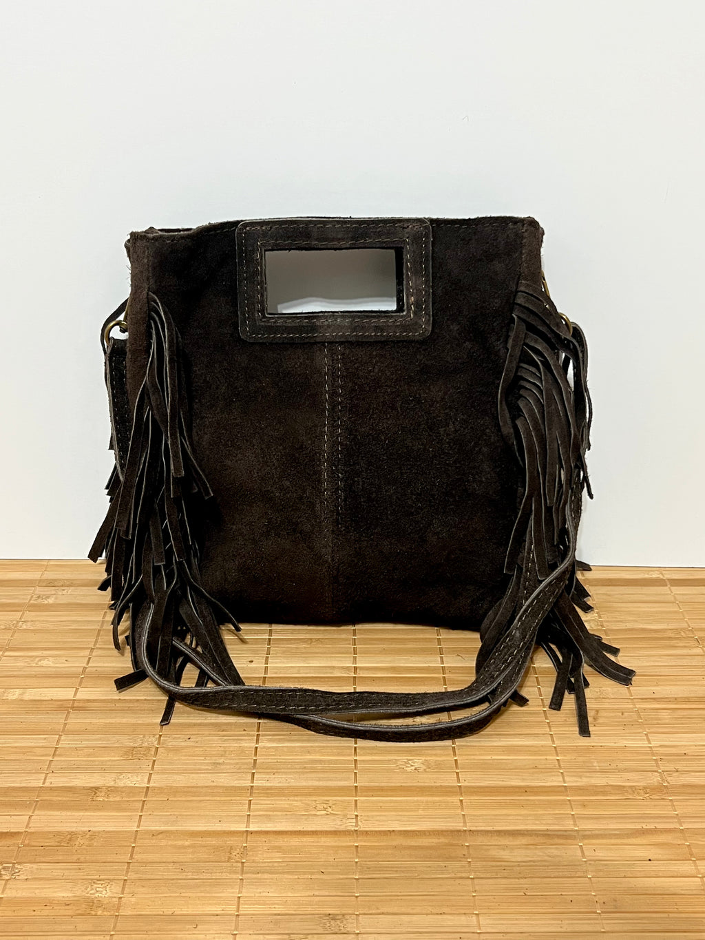 Bolso de piel serraje con flecos y con asa larga de hombro para colgar  – 27x25x7 cm