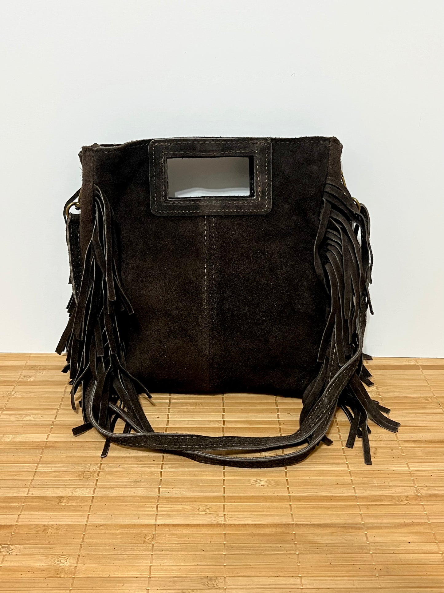 Bolso con flecos y con asa larga de hombro para colgar  – 27x25x7 cm