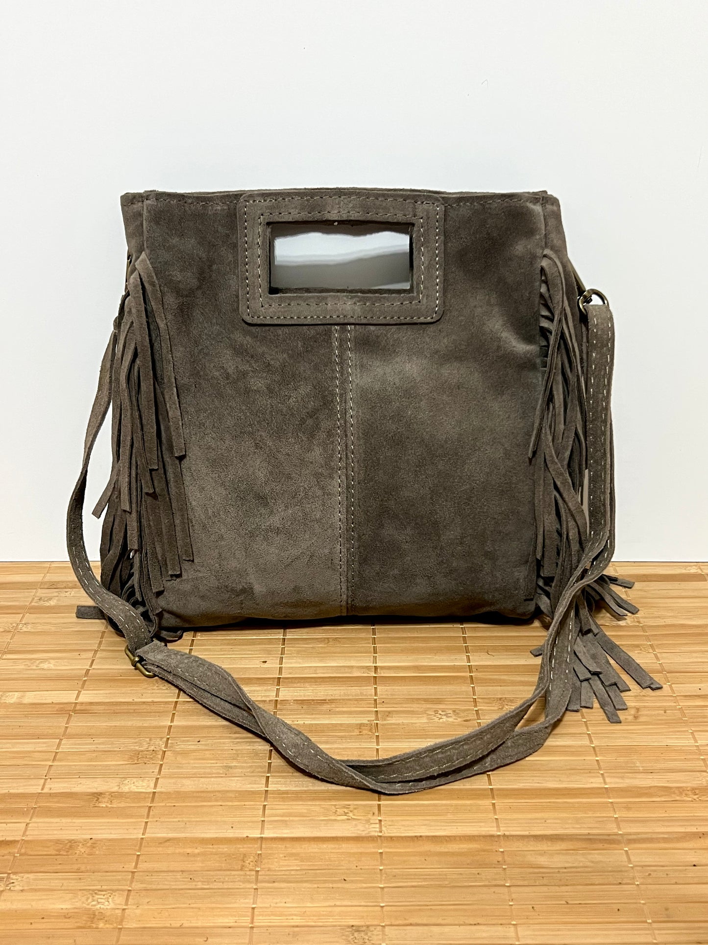 Bolso con flecos y con asa larga de hombro para colgar  – 27x25x7 cm