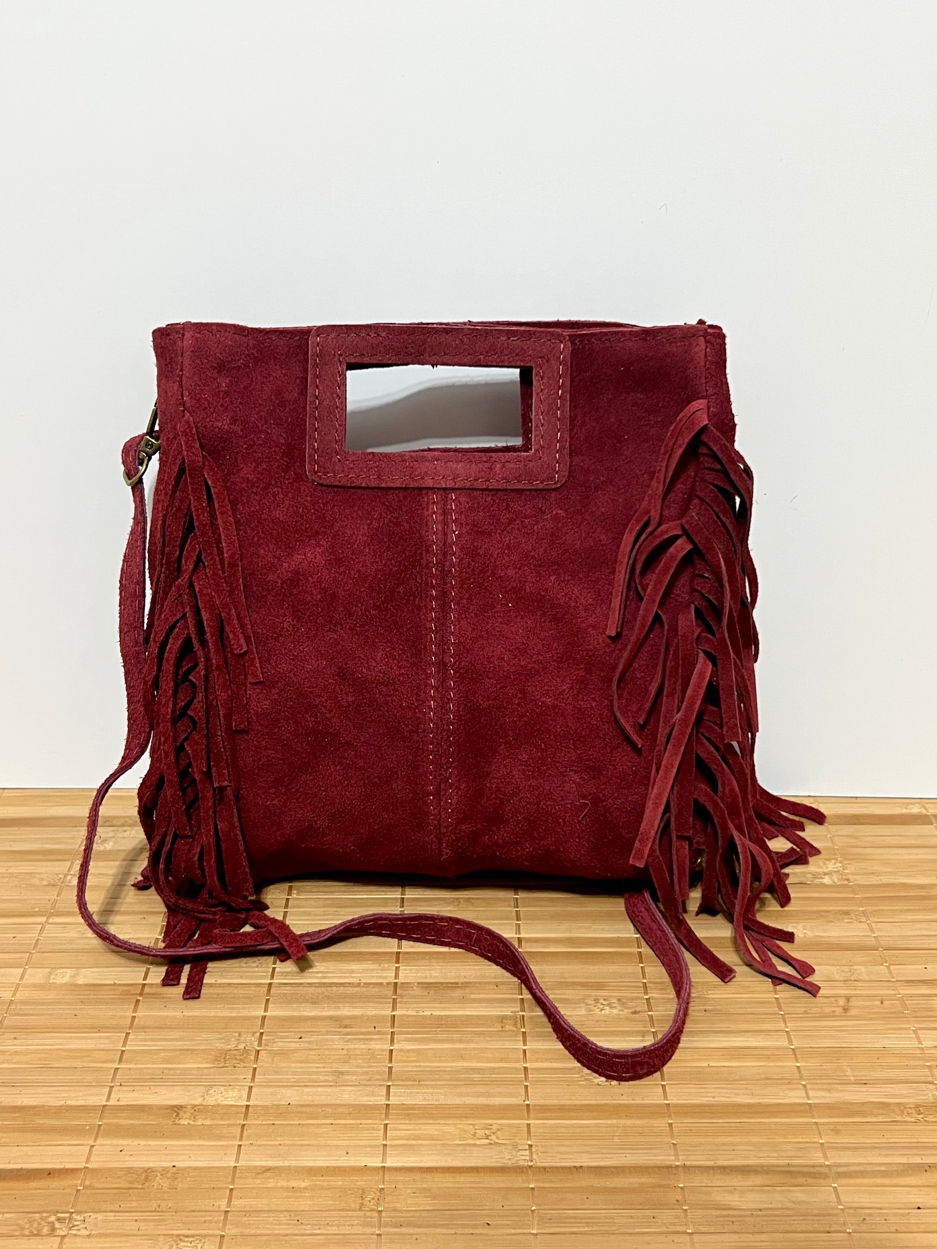 Bolso de piel serraje con flecos y con asa larga de hombro para colgar  – 27x25x7 cm