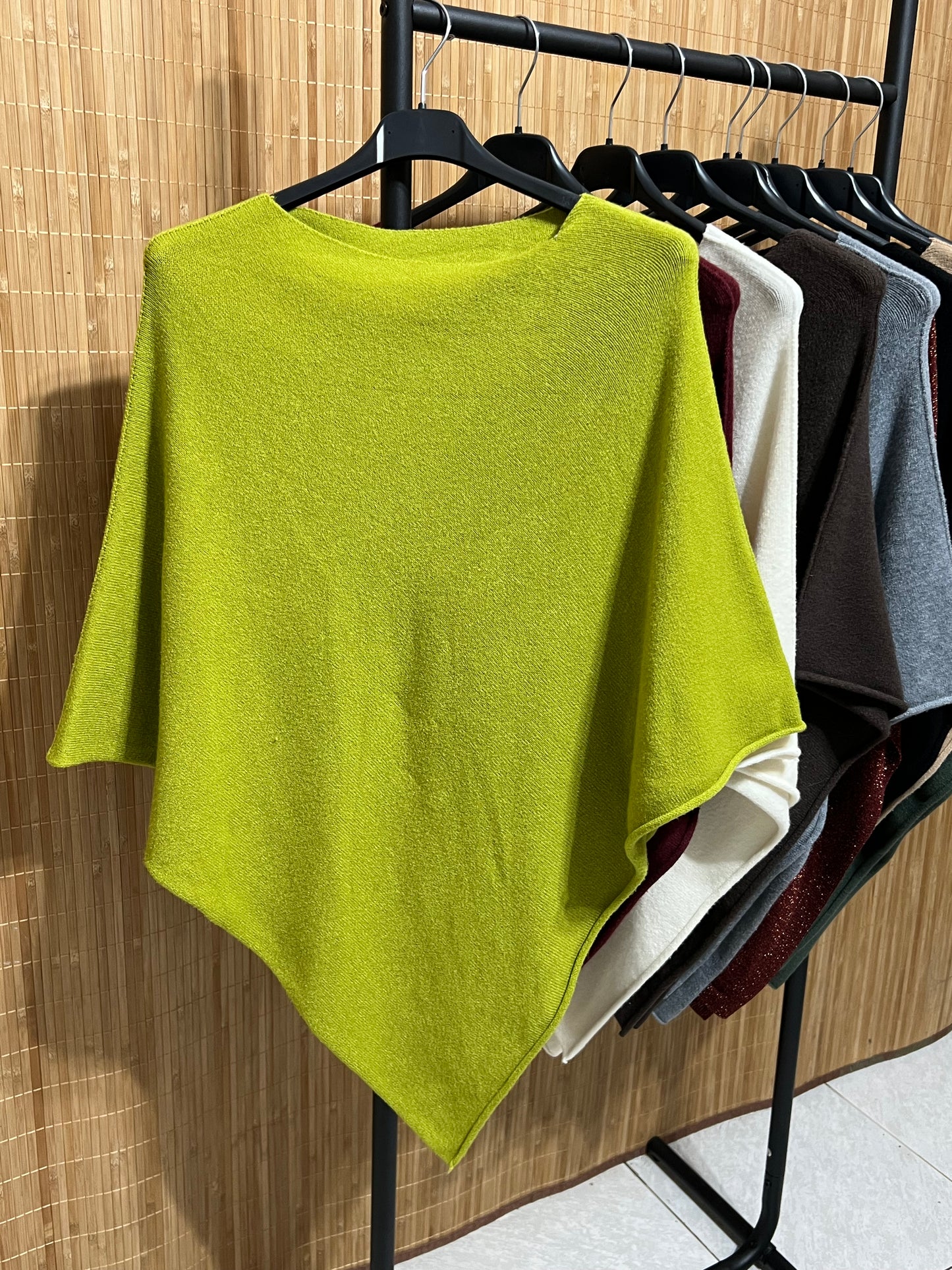 Capa Punto Asimétrica en Pico | Talla Única (XS a XL)