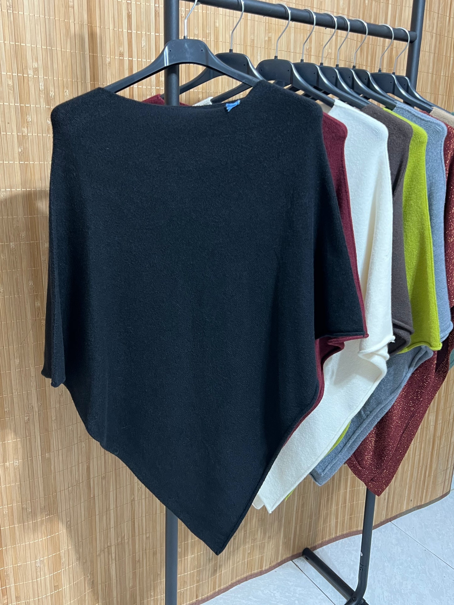 Capa Punto Asimétrica en Pico | Talla Única (XS a XL)