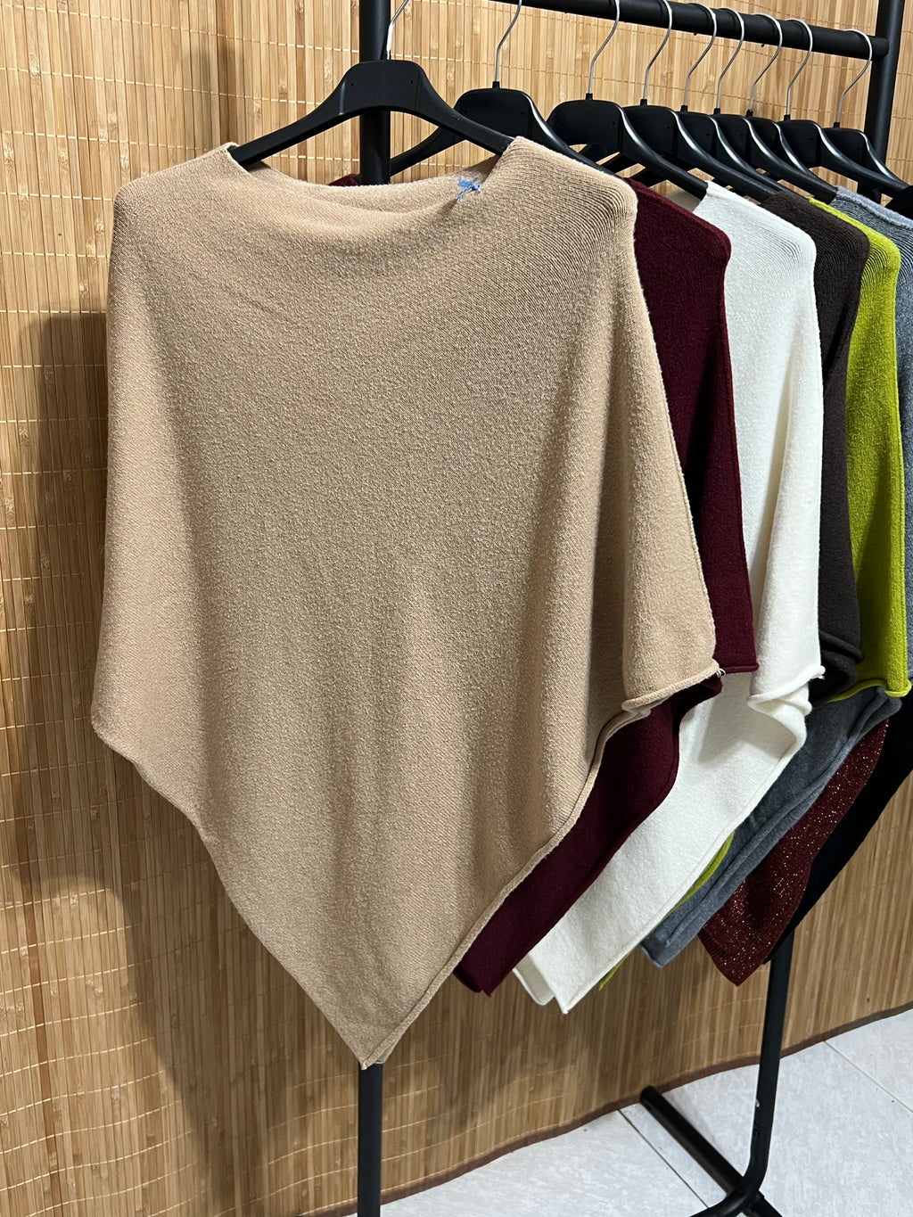 Capa de malha assimétrica em bico | Tamanho Único (XS a XL)