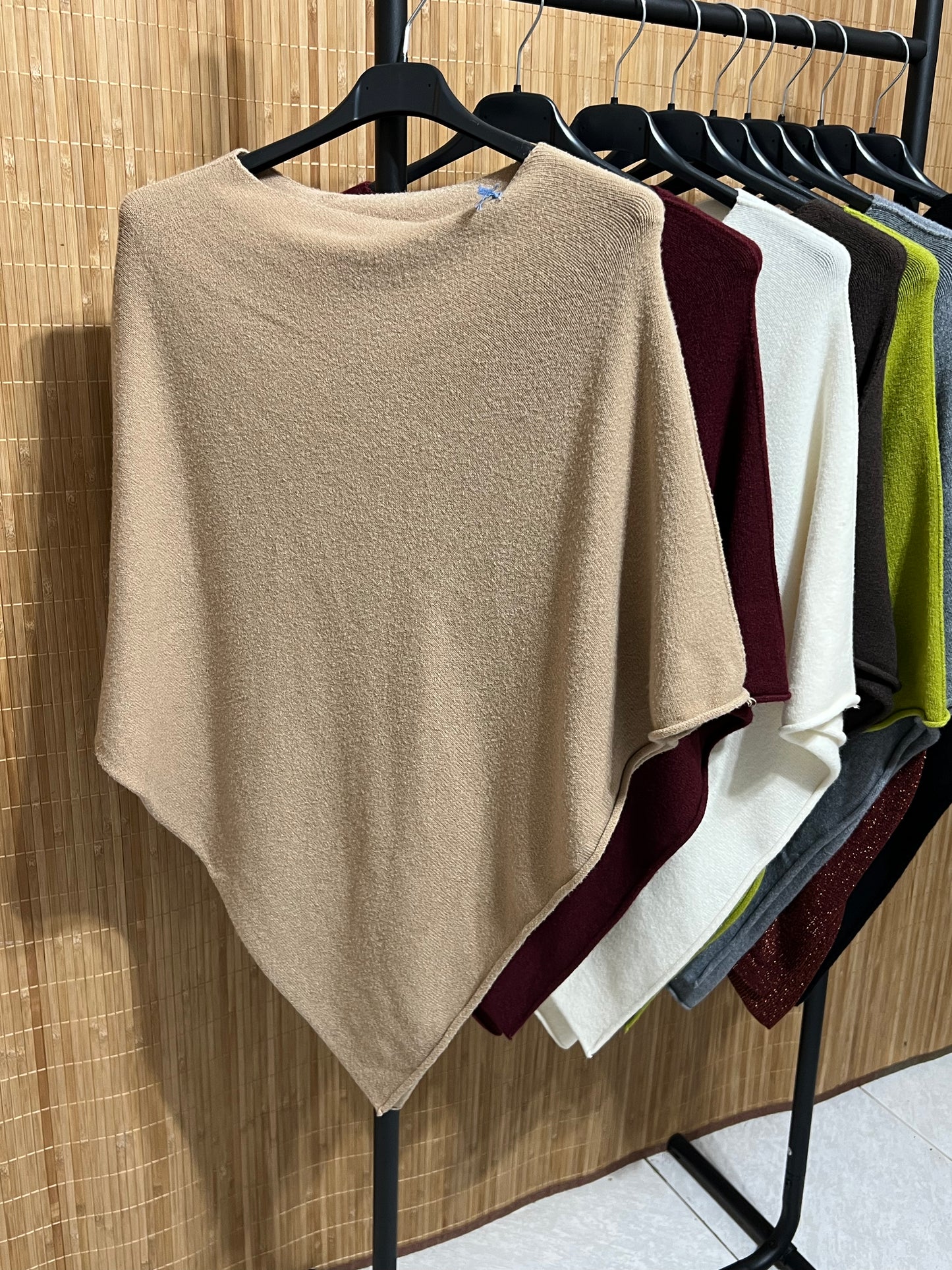 Capa Punto Asimétrica en Pico | Talla Única (XS a XL)