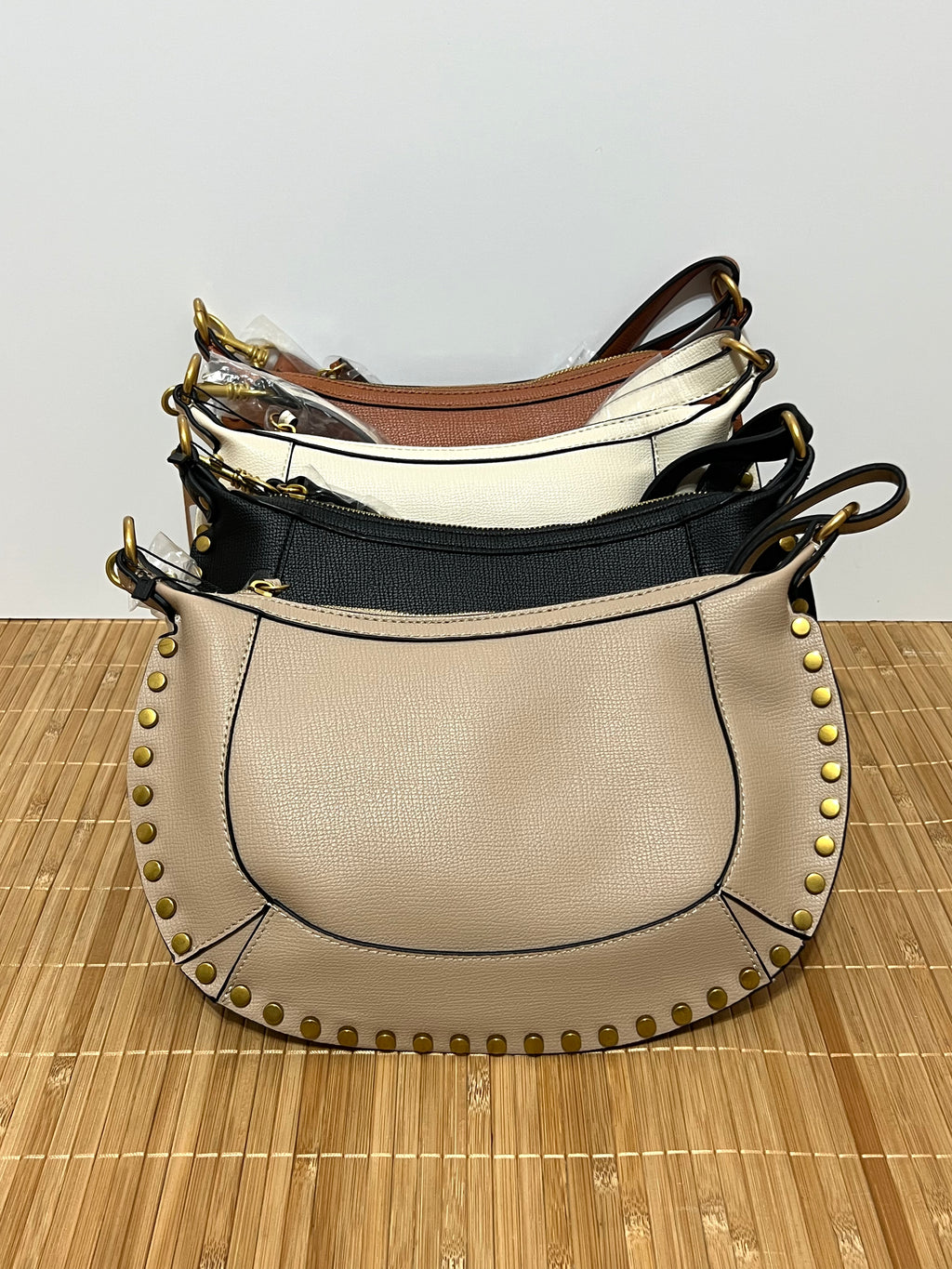 Bolso bandolera con tachuelas | 23x30x9 cm | Bolso para uso diario