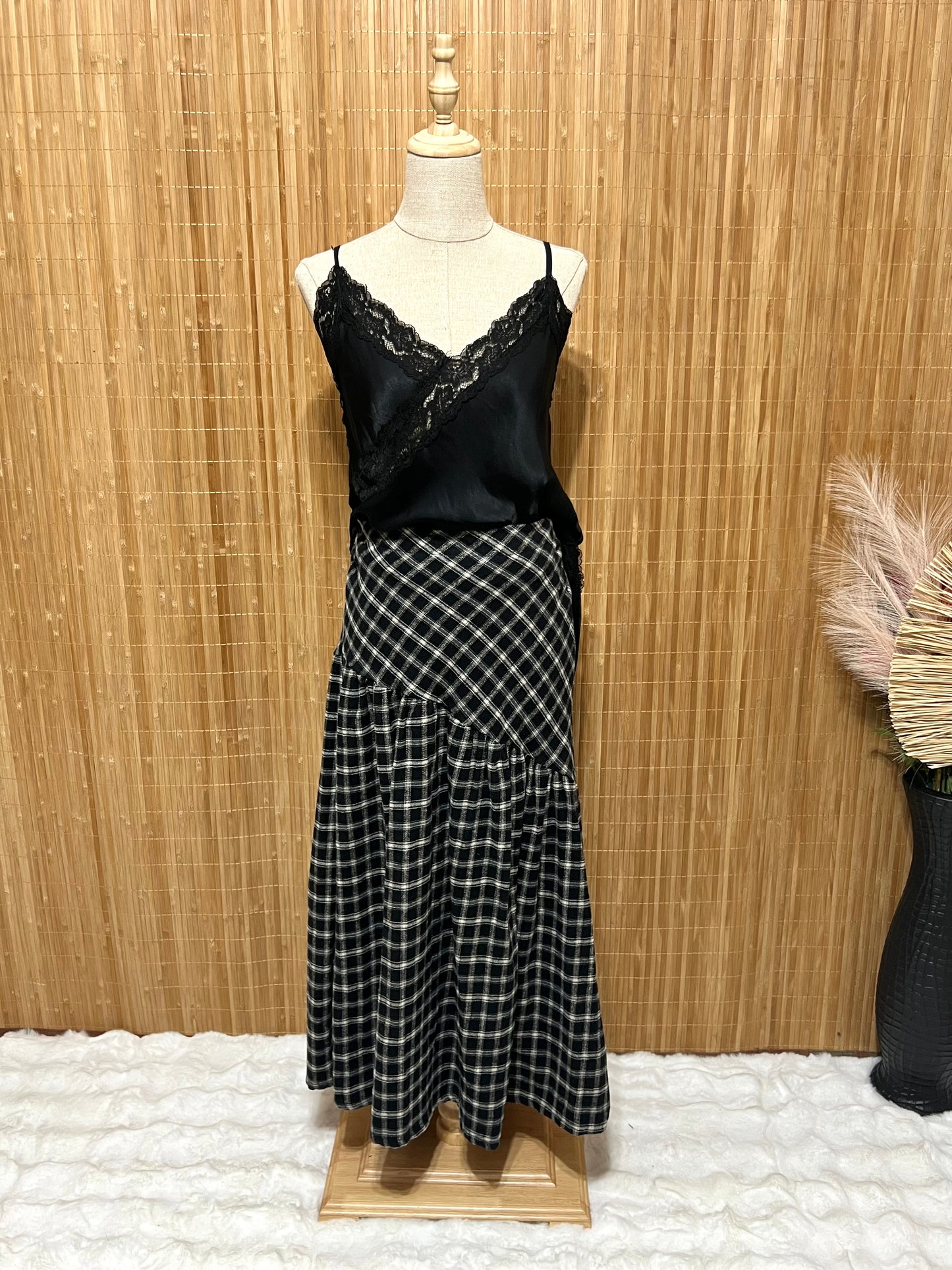 Falda de cuadros clásica asimétrica – Colores burdeos, azul marino, marrón y negro