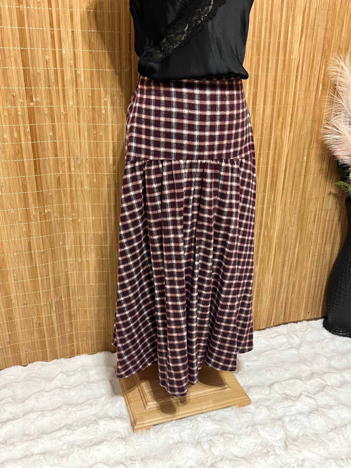 Falda de cuadros clásica asimétrica – Colores burdeos, azul marino, marrón y negro