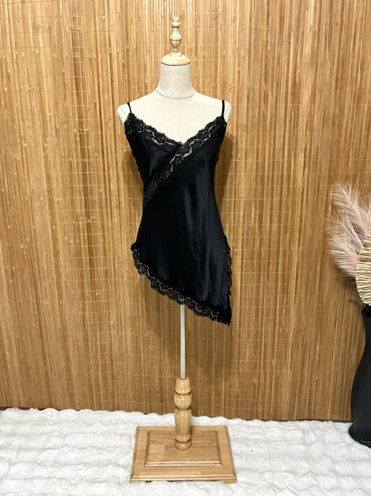 Top largo lencero satinado con encaje y tirantes finos ajustables – Disponible en 6 colores