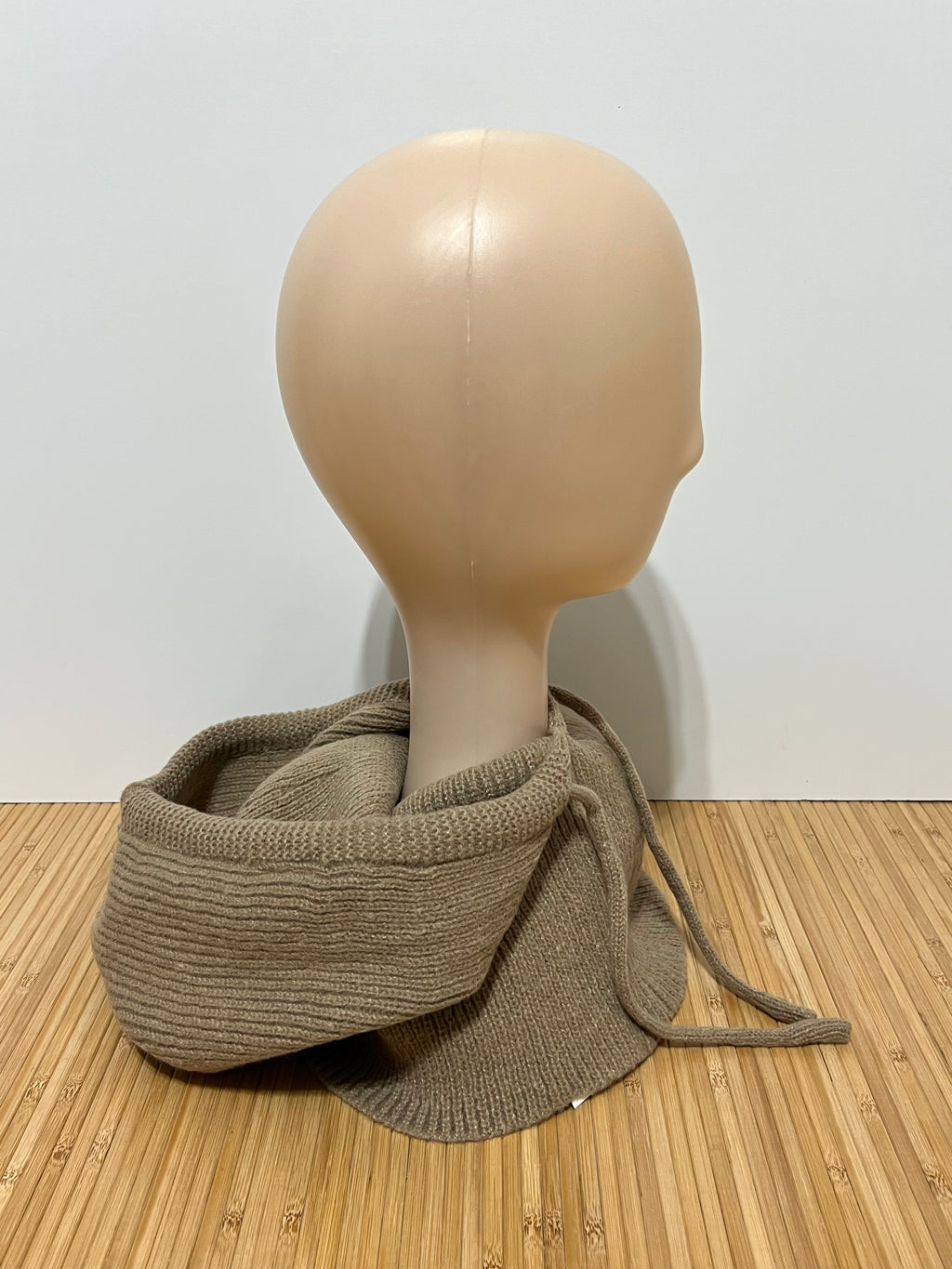 Balaclava de Punto Grueso con Cordón Ajustable – Capucha y Bufanda de Invierno