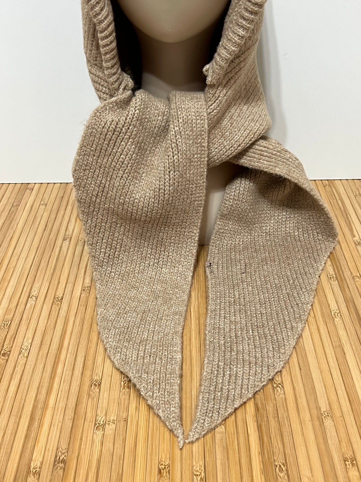 Balaclava de Punto con Lazo y Capucha – Bufanda Acabado en Pico y Efecto Lazo